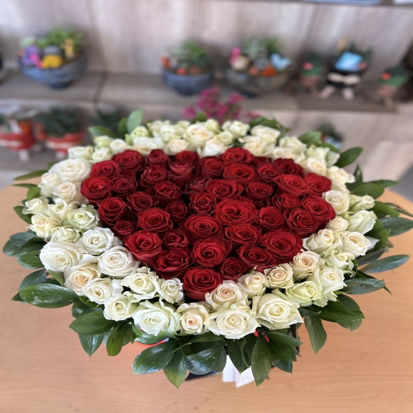 Antalya Lara Çiçekçi Kalp Kutu İçinde  Kırmızı Beyaz güllerden Arajman