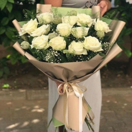 Antalya Lara Çiçekçi 12 adet beyaz gül buketi