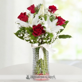  Antalya Lara Çiçek Siparişi Cam Vazoda Kazablankalar ve Kırmızı Güller